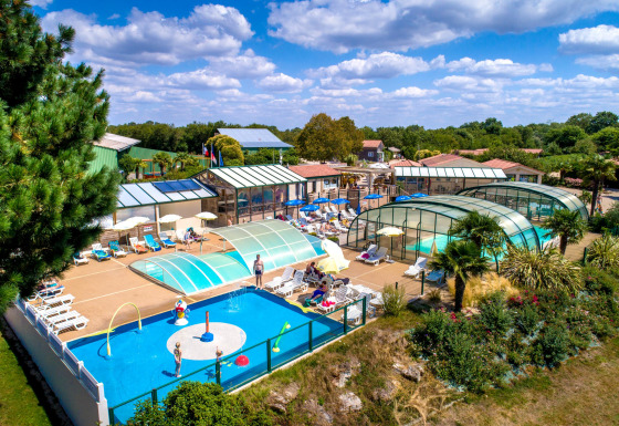 Luchtbeeld van Camping Paradis La Bretonniere met zwembaden, zonnebedden en groen in Pays de la Loire, Frankrijk.