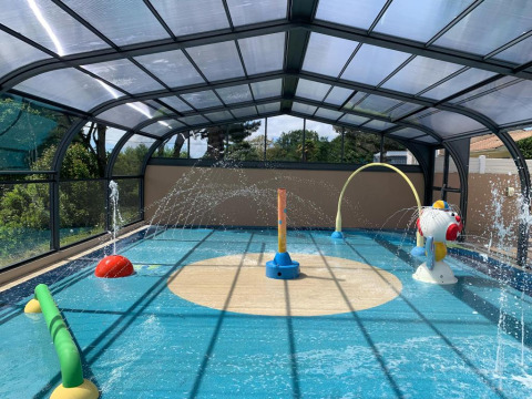 Parque acuático cubierto con juegos de agua en Camping Paradis La Bretonniere en Pays de la Loire, Francia.