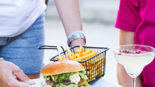 Burger, Pommes, Cocktail und Snacks werden auf Camping le Mas de Mourgues in Occitanie serviert.