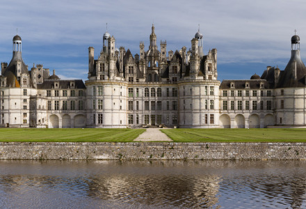 Foto de un majestuoso castillo rodeado de jardines y agua cerca de Saumur, Pays de la Loire, Francia.