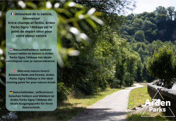 Sti omgivet af frodige grønne skove i Arden Parks Signy l'Abbaye, perfekt til naturelskere og ferie.