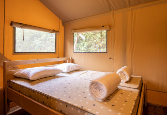 Innenansicht eines Schlafzimmers im Safarizelt Dreamer 49 bei Arden Parks - Signy l'Abbaye in Frankreich.