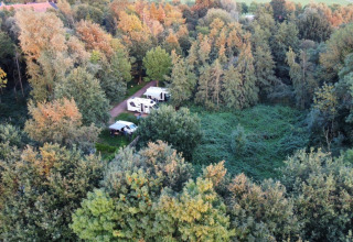 Vue aérienne du Camping de Beerte à Groningue, Pays-Bas, avec des caravanes entourées de forêt.