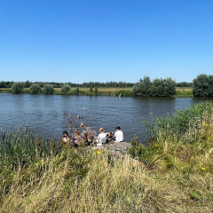 Turistas se relajan junto al lago en Camping de Beerte, un parque vacacional en Groningen, Países Bajos.