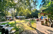 Persone che si godono una giornata estiva al Camping de Beerte, parco vacanze a Groningen, Paesi Bassi.