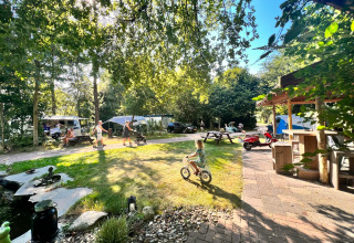 Persone che si godono una giornata estiva al Camping de Beerte, parco vacanze a Groningen, Paesi Bassi.