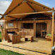 En safari glamping-telt med træterrasse og udendørs siddepladser på Holiday park Eigen Wijze i Holland.