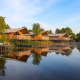 Komfortable glamping-telte ved søen i Holiday park Eigen Wijze, Holland, omgivet af natur og træer.