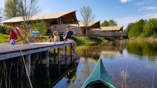 Steiger en tenten aan het water - Eigen Wijze - Bant, Flevoland, Nederland(1)