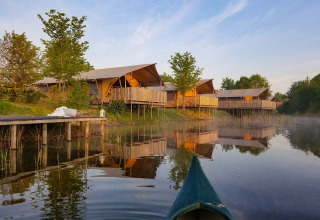 Anløbsbro og telte på vandet - Eigen Wijze - Bant, Flevoland, Holland