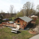 Safari-telt med wellness-område og træterrasse på Holiday Park Sallandshoeve, Nederlandene, omgivet af natur.