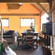 Indvendig af Beach Lodge Luxury på Duynpark Het Zwanenwater, Holland, med træmøbler og hyggelig indretning.