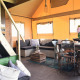 Hyggelig indretning af Beach Lodge Big med spisebord, sofa og træelementer i Duynpark Het Zwanenwater.