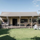 Udendørs foto af Wood Lodge ved Duynpark Het Zwanenwater i Holland, med terrasse og grøn græsplæne.