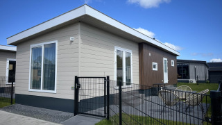 Chalet moderno Sea bass presso Vakantiepark de Zeeuwse Parel nei Paesi Bassi con patio e giardino.