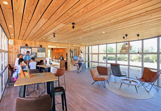 Eigentijdse lounge met houten plafond en veel licht bij Camping d'Angers - Lac de Maine, Frankrijk.