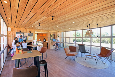 Ampia lounge moderna con soffitto in legno al Camping d'Angers - Lac de Maine, Centre-Val de Loire, Francia.