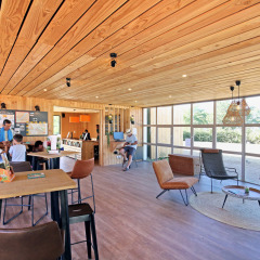 Espaciosa sala moderna con techo de madera en Camping d'Angers - Lac de Maine, Centre-Val de Loire, Francia.