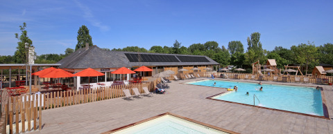 Zona de piscina con tumbonas y sombrillas en Camping d'Angers - Lac de Maine, Centre-Val de Loire, Francia.