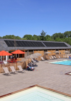 Zona de piscina con tumbonas y sombrillas en Camping d'Angers - Lac de Maine, Centre-Val de Loire, Francia.