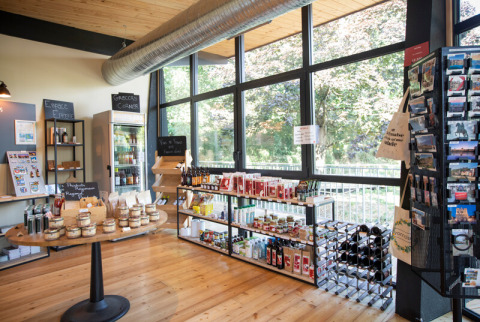 Rincón de comestibles y tienda de recuerdos en Camping de Lyon con productos regionales y postales.