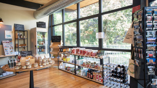 Rincón de comestibles y tienda de recuerdos en Camping de Lyon con productos regionales y postales.