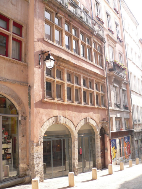 Edificio histórico con entradas arqueadas y muchas ventanas cerca de Dardilly, Auvernia-Ródano-Alpes, Francia.