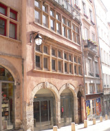 Edificio histórico con entradas arqueadas y muchas ventanas cerca de Dardilly, Auvernia-Ródano-Alpes, Francia.