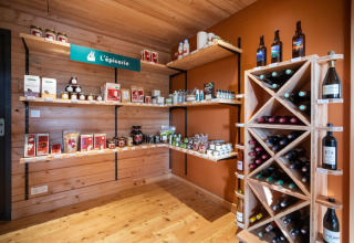Lille butik med lokale varer og vin på Huttopia Pays de Cordes sur Ciel i Occitanie, Frankrig.