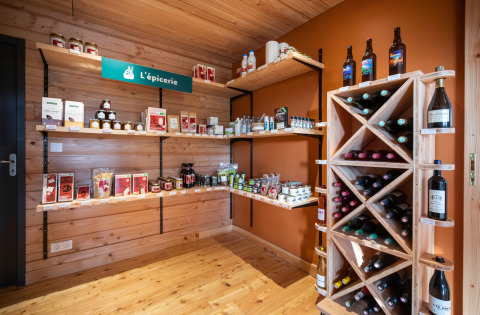 Piccolo negozio con prodotti locali e vini a Huttopia Pays de Cordes sur Ciel, Occitania, Francia.