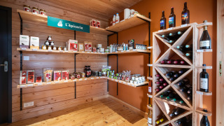 Pequeña tienda con productos locales y vinos en Huttopia Pays de Cordes sur Ciel, Occitania, Francia.