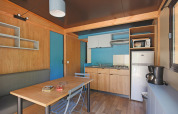 Cocina y comedor modernos dentro de un Chalet Evasion en Camping d'Angers - Lac de Maine, Francia