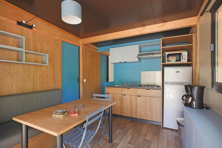 Moderne keuken en eetruimte in een Chalet Evasion bij Camping d'Angers - Lac de Maine, Frankrijk