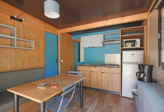 Cucina moderna e zona pranzo in uno Chalet Evasion al Camping d'Angers - Lac de Maine, Francia