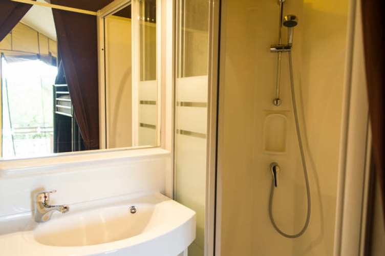 Badkamer in safari tent Tent Sweet op Camping d'Angers - Lac de Maine in Frankrijk met douche en wastafel.
