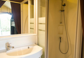 Baño en la tienda safari Tent Sweet en Camping d'Angers - Lac de Maine, Francia, con ducha y lavabo.