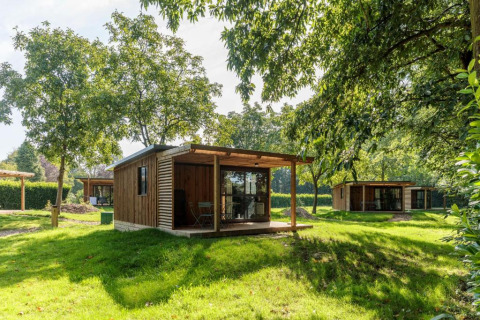 Cabañas de madera en Camping Valkenburg - Maastricht, un parque de vacaciones en Limburgo, Países Bajos.