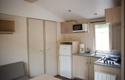 Køkken- og opholdsområde i en Mobile home Cottage glamping indkvartering med moderne faciliteter.