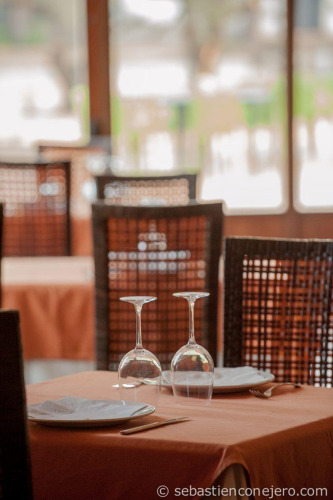 Tavolo apparecchiato per due al ristorante di Huttopia Parque de Doñana, Andalusia, Spagna, con luce solare.