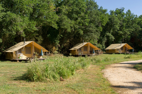 Tre tende glamping immerse nel verde presso Village Huttopia Sud-Ardèche, Auvergne-Rhône-Alpes, Francia.