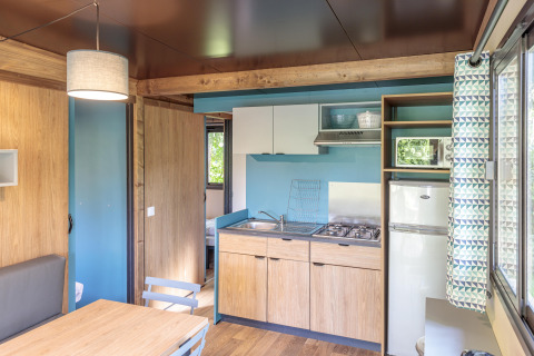 Cocina y comedor moderno en cabaña Chalet Evasion, Camping Valkenburg - Maastricht, Países Bajos.