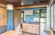 Moderne hytte køkken og spisestue ved Chalet Evasion på Camping Valkenburg - Maastricht, Holland.