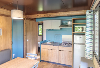 Cocina y comedor moderno en cabaña Chalet Evasion, Camping Valkenburg - Maastricht, Países Bajos.