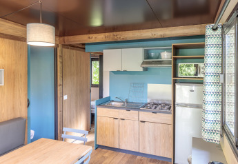 Cucina e zona pranzo moderna nella baita Chalet Evasion a Camping Valkenburg - Maastricht, Paesi Bassi.