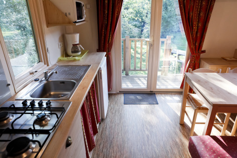Cucina luminosa e zona pranzo nella roulotte Gypsy presso Camping Valkenburg - Maastricht, Paesi Bassi.