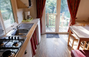 Cocina y comedor luminosos en la caravana Gypsy de Camping Valkenburg - Maastricht, Países Bajos.