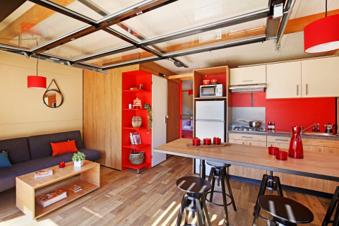 Innenansicht vom Chalet Toronto in Huttopia De Roos, Niederlande, mit moderner Küche und Wohnbereich.