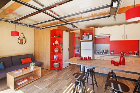 Moderne indretning i Chalet Toronto-ophold på Huttopia De Roos, Holland, med åbent køkken og stue.