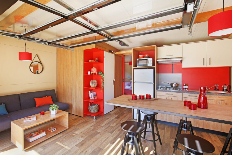 Vista interior del Chalet Toronto en Huttopia De Roos, Países Bajos, con cocina y sala de estar modernas.