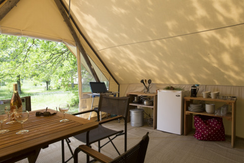 Vista interior de una tienda safari Canadienne Cosy en el Camping Huttopia De Veluwe en los Países Bajos.